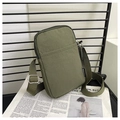 Detalle del bolso bandolera de nailon verde oliva con tela texturizada y etiqueta de moda - Verde