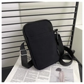 Detalle de mini bolso bandolera de nailon negro con bolsillo frontal y cierre de cremallera - Negro