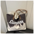 Macro-opname van canvas shopper met gerafelde randen en witte Summer-tekstbedrukking - Zwart