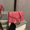 Sac bandoulière fuchsia tressé avec bandoulière chaîne dorée et fermoir métallique - Rose
