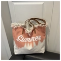 Detail van roze tie-dye canvas draagtas met gerafelde randen en Summer-belettering - Oranje