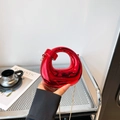 Glänzende rote Spirale Handtasche mit Metallic-Finish und goldener Kette Damen - Spiralrunder Stil (6153) / Rot