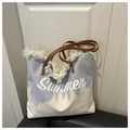 Detail van canvas strandtas met blauwe tie-dye, franjes en Summer opdruk - Blauw