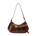 Bolso sobaco retro de cuero charol marrón oscuro con bolsillo motero y herrajes plata - Marrón