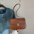 Borsa a spalla minimalista in pelle marrone con elegante fibbia in metallo dorato - Marrone