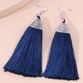 Dettaglio di orecchini a nappa blu navy con cappucci in metallo argentato inciso - Blu navy