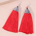 Dettaglio orecchini a nappa rossa con cappucci metallici vintage e perline nere eleganti - Rosso