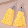 Dettaglio orecchini a nappa gialla con cappucci vintage in metallo argento e perline - Giallo