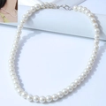 Collana classica di perle bianche da 8mm con chiusura a moschettone in argento e modella - Beige