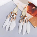 Pendientes bohemios de plumas con hojas de metal y cuentas en fondo con estilo - Blanco