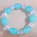 Detalle de cuentas azul tiffany y perlas de cristal transparentes en la pulsera - Azul Tiffany (6)