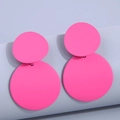 Orecchini pendenti geometrici rosa neon opaco con design a doppio cerchio su sfondo - Rosa Rosso