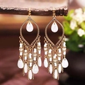 Boho-Ohrringe in Gold mit weißen Perlen und eleganten mehrlagigen Fransen-Quasten - Weiß