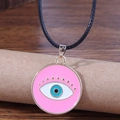 Rosa Evil-Eye-Anhänger-Halskette mit Goldakzenten und schwarzer Kordel auf Holzdekor - Rosa (2091203)