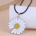 Collar elegante de margarita con pétalos blancos y cordón negro en exhibidor - Colgante de Margarita (2082909)