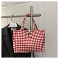 Detalle de bolso tote de lona a cuadros rojos y blancos con cordón y hebilla de cuerno - Rojo