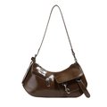 Bolso de hombro marrón oscuro brillante con bolsillos retro y detalles metálicos plateados - Marrón