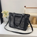 Schwarze Ita-Tasche mit transparentem Fenster und abnehmbarem Schultergurt für Damen - Schwarz