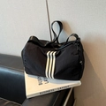 Borsa sportiva unisex in nylon nero con tre strisce bianche e tracolla regolabile - Con Ciondolo / Nero