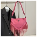 Dettaglio borsa a tracolla rosa con croce in metallo, borchie e lunghe frange decorative - rosa acceso