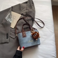 Borsa tote in denim blu con manici in pelle marrone e ciondolo peluche su giacca grigia - Blu con Pendente