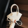 Moderna borsa bianca a ventaglio con doppi manici e ciondolo su scale in legno - Bianco