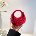 Mini-Sichelhandtasche aus Acryl in Metallic-Rot mit Rautenmuster und Goldkette - Gesteppter Runder Stil (6156) / Rot
