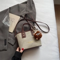 Borsa a secchiello in tela beige con finiture in pelle marrone e ciondolo di peluche - Beige Con Ciondolo