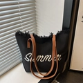 Borsa tote in tela nera con ricamo Summer, frange e manici in pelle marrone - Nero