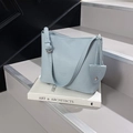 Sac seau bleu clair en cuir grainé avec bandoulière réglable et pendentif - Bleu
