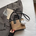 Mini borsa a secchiello marrone con ciondolo di peluche e logo alla moda - Cachi con Pendente