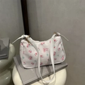 Elegante borsa sottobraccio bianca con rose rosa e fiocchi su un libro - Fiore Rosa