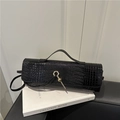 Elegante zwarte baguette tas met krokodillenpatroon en gouden zeshoekige sluiting - Zwart
