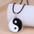 Retro Tai Chi Yin Yang hanger ketting met zwart koord op witte display steun - Zwart Wit Tai Chi Stijl (黑白082911)