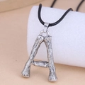 Vintage zilveren letter A hanger aan zwart koord met een rustieke houttextuur - Letter A Stijl (字母082910)