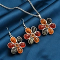 Blumen Schmuckset mit bernsteinfarbenem Anhänger und Ohrringen auf blauem Stoff - Blütenblatt-Stil (022122317)