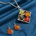 Edles Schmuckset mit bernsteinfarbenen Steinen auf dunkelblauem Seidenhintergrund - Quadratischer Stil (022122316)