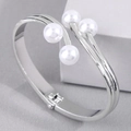 Elegante brazalete plateado con cuatro perlas blancas brillantes y acabado pulido - Plata (10504134)