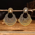 Orecchini Jhumka vintage dorati con filigrana e perline appesi a un ramo - Oro