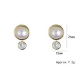 Boucles d'oreilles vintage dorées avec perles blanches et zircons ronds de 25 mm - Perle de Coquillage Dorée (E1381)