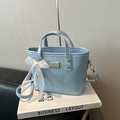 Lichtblauwe laklederen bucket bag met witte kant-strik en decoratieve parelhanger - Met Hanger / Blauw