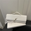 Witte baguette tas met krokodillenprint en gouden geometrische sluiting - Wit