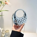 Mini silberne Metallic-Tasche mit Steppmuster und Kettenriemen für Abendveranstaltungen - Gesteppter Runder Stil (6156) / Silber