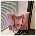 Detalle de bolso tote de lona rosa con estampado floral y bordes deshilachados - Rosa