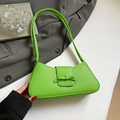 Elegante bolso de hombro en cuero texturizado verde manzana con detalle de lazo - Verde