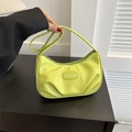 Bolso de media luna plisado verde neón con parche de cuero Fashion & Bag - Verde