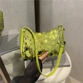 Bolso hobo de lentejuelas verde neón para mujer con textura metálica y cadena de plata - Verde