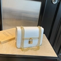 Elegante witte tas met krokodillenreliëf, gouden ketting en hartslot voor een luxe look - Wit