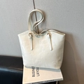 Grand sac cabas blanc en similicuir avec motifs de papillons et fleurs gaufrés - Blanc Sans Pendentif