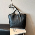 Grand sac cabas noir en similicuir avec fleurs gaufrées et boucle dorée élégante - Noir sans Pendentif